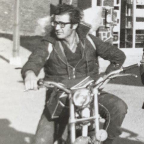 El Dr. Aliaga con su moto de trial
